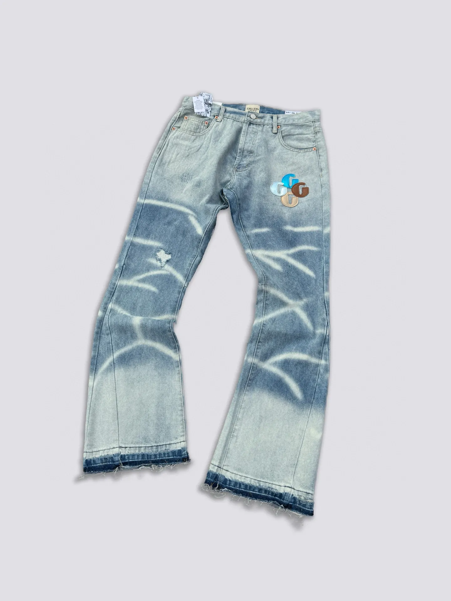 -Size upper body P240#G66 GALLERY DEPT. Denim spliced ​​with all-over printed leather ripped bell-bottoms, washed and distressed jeans. GALLERY is attracted by these bell-bottoms. Whether it is a reset of Carhartt or Levis, they all create a strong brand style. Since these pants are modified from rare vintage, the production capacity is limited. Therefore, after many icons wore them, these pants were once hard to find. Later, perhaps due to the improvement of GD's business in the past two years and the expansion of production lines, the brand itself lowered the price, so I can't wait any longer for these pants this year and will definitely buy them. During the process of the denim washing plant, the owner of the washing plant helped introduce a boss who had worked for Levi's foundry and started his own business. This also paved the way for the following styles. Therefore, Levi's remodeled single product for the base plate is really familiar. Whether it is the fabrics supplied or the lathes used in production, there is nothing to choose from. -Color: blue -Size: S-XXL (corresponding to 28-36)